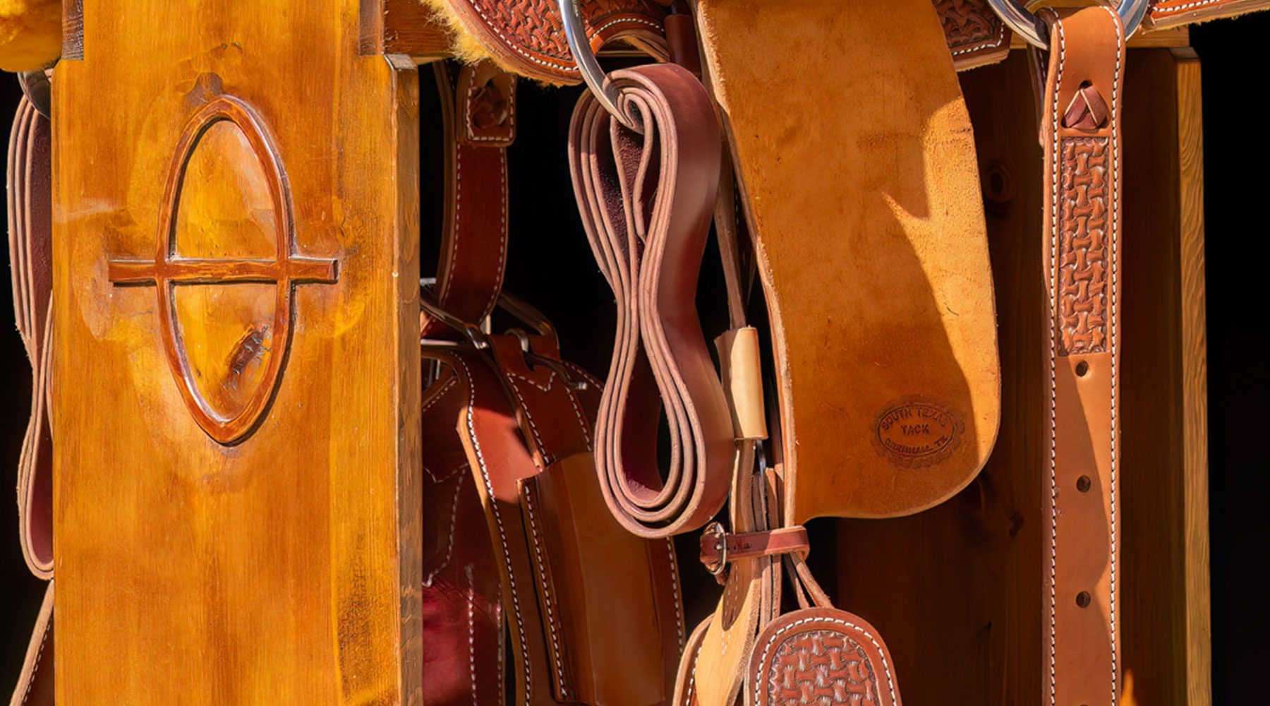 Picture of saddle fender with blevins buckle showing on Wichita Ranch saddle stand